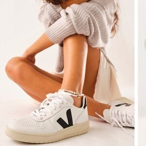 VEJA V-10 CWL WHITE BLACK Sneakers